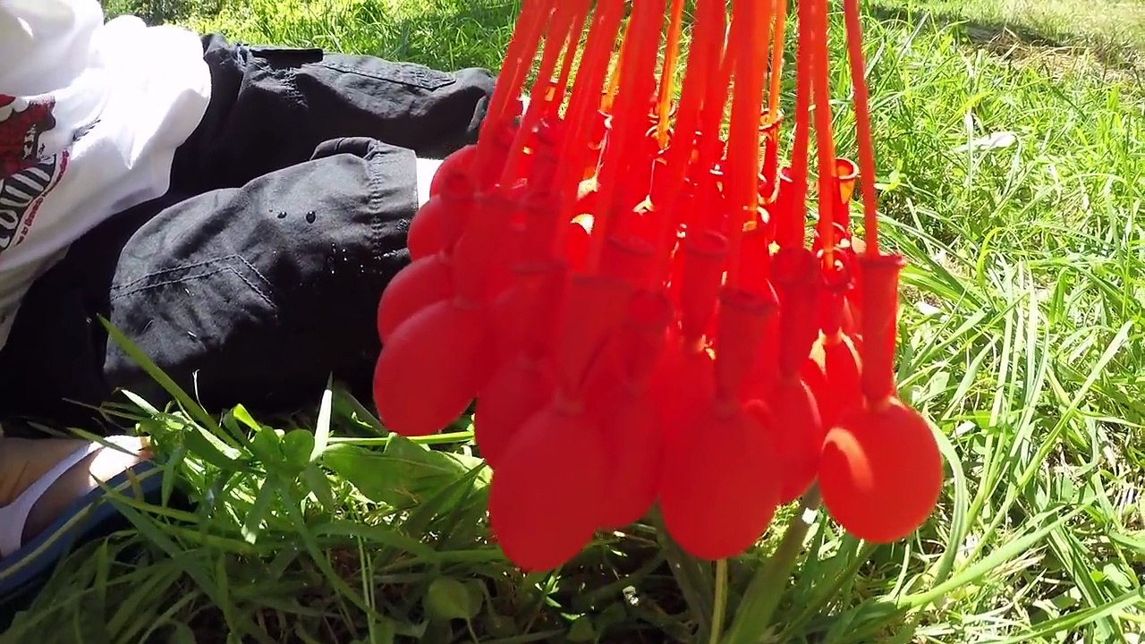 BATAILLE DE BOMBES À EAU ! - 100 bombes à eau en 60 secondes avec Bomb A-O Bunch O Balloons!