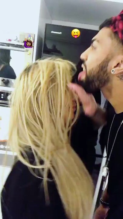 Gabigol dá lambida na namorada Rafaella