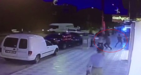 Otomobil Mağazanın Vitrinine Çarparak Durabildi