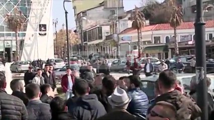 Report TV - Videoja e plotë e dhunës dje në Kavajë pas incidentit me Bashën