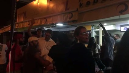 Petistas fazem samba no posto da Lava Jato