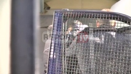 Report TV - Dy grabitësit Xhyliu dhe Memlika, mbërrijnë në gjykatën e Tiranës