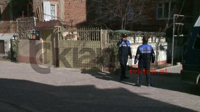 Një 37-vjeçar gjendet i pajetë anës rrugës