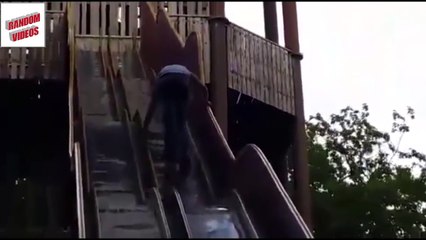 Drôle! Homme ivre tombe de diapositive