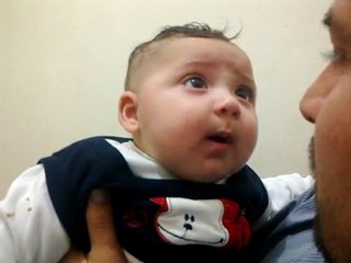 babasından fırça yiyen sevimli bebek