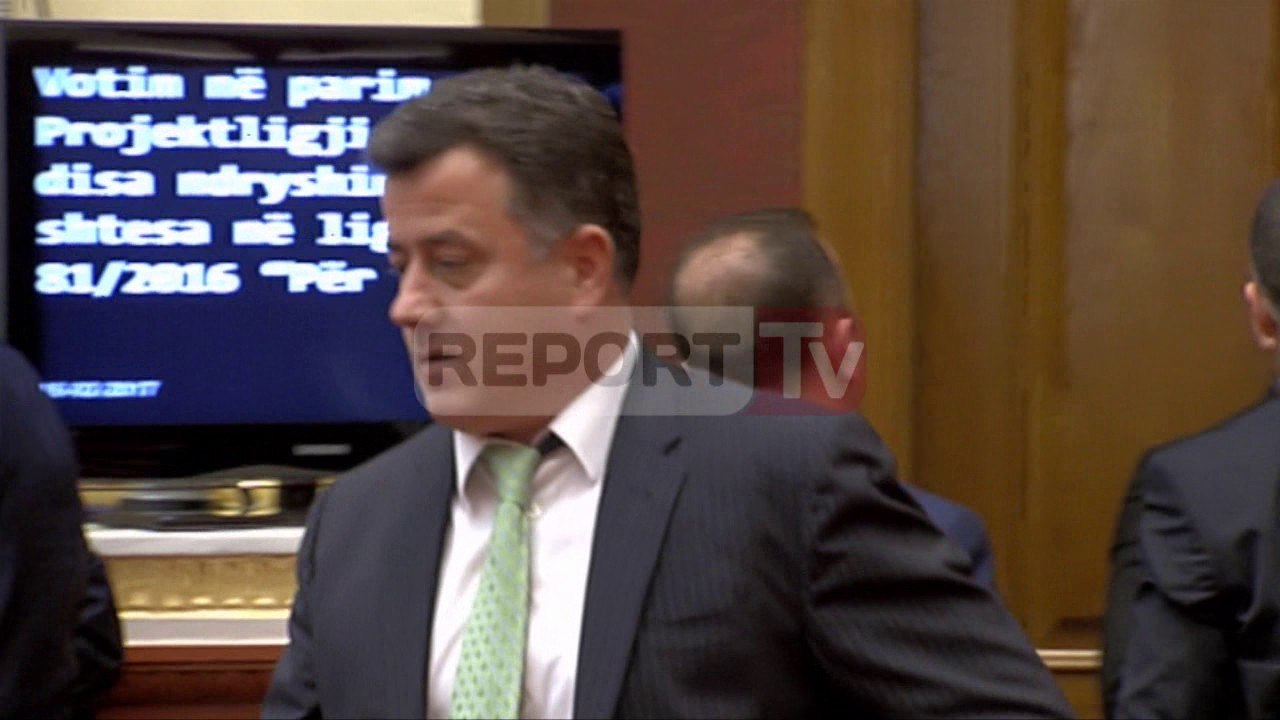 Report TV - Flamur Noka hyn me forcë në seancë, thyen kordonin e Gardës