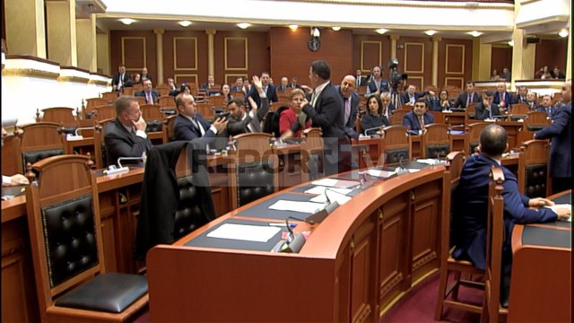 Report TV - Sherr në Kuvend, Flamur Noka qëllon Erjon Braçen