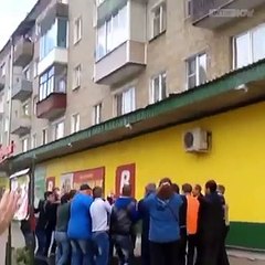 Ce père jette son bébé de 11 mois par la fenêtre, lorsque des gens voient ça, ils l'applauddisent!