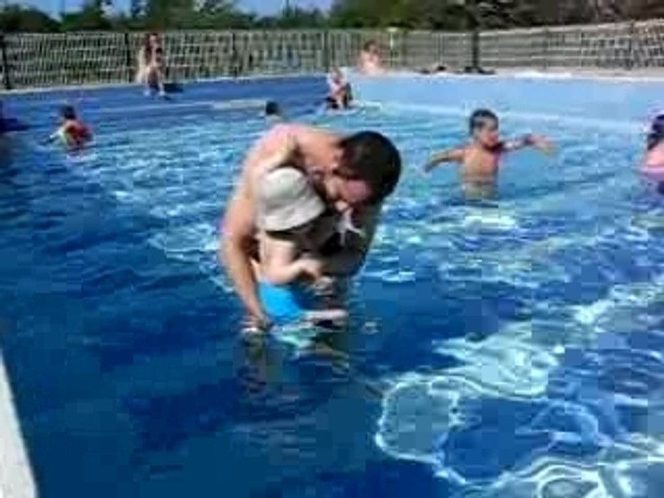1ers essais en piscine...avec papa