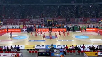 Ο Μπουρούσης πέφτει στο παρκέ Ολυμπιακός-Παναθηναικός 4-6-17