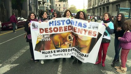 Hijas de genocidas argentinos marchan contra la dictadura