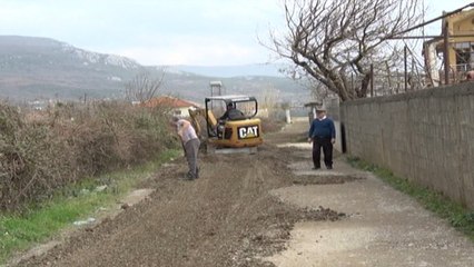 Report TV - Shteti i harron, banorët e fshatit e shtrojnë vetë rrugën:S’do votojmë