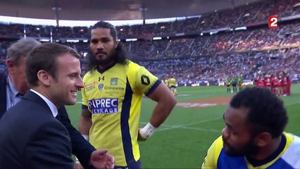 Clermont-Toulon : avant la finale du Top 14, les rugbymen fidjiens s'agenouillent devant Emmanuel Macron