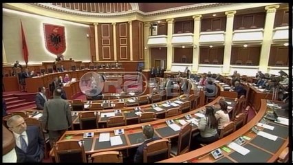 Ora News – Noka hyn me forcë në seancë, Garda tentoi ta ndalojë