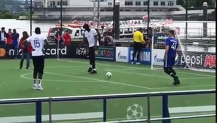 Joel Embiid fait admirer ses talents de footballeur