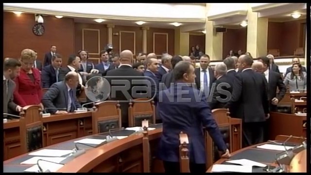Tension në Kuvend, Noka qëllon deputetin Braçe