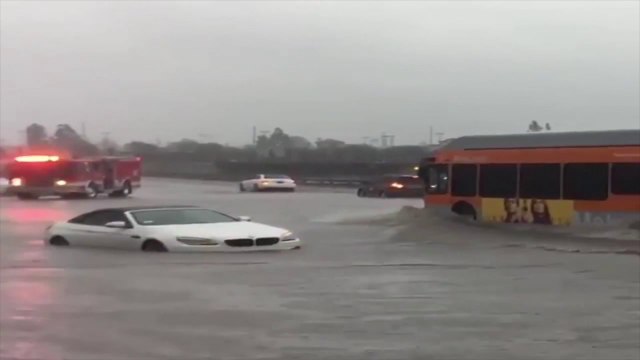 MOTI I KEQ GODET KALIFORNINE,SHENOHEN 4 VIKTIMA,EVAKUOHEN BANORET NE RREZIK,MBYLLEN AEROPORTE LAJM