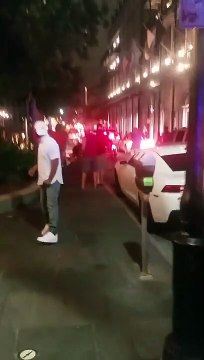 Ce gars se fait tirer dessus par un agent de sécurité en pleine rue