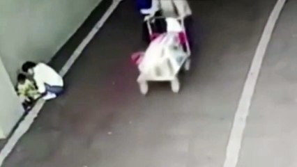 Scandaleux, cette maman abandonne son enfant sur le bord de la route