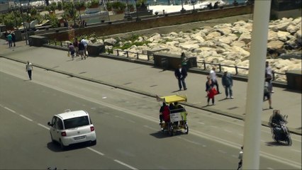 Napoli, spettacolari riprese del golfo da via Partenope