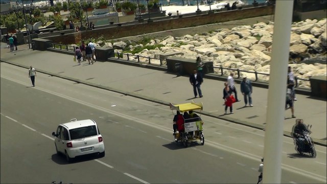 Napoli, spettacolari riprese del golfo da via Partenope