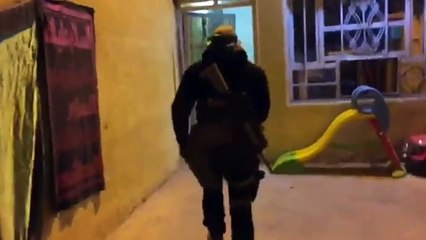 بكاء ام ابوعزرائيل عنده رجوعه الى المنزل حزين جدا