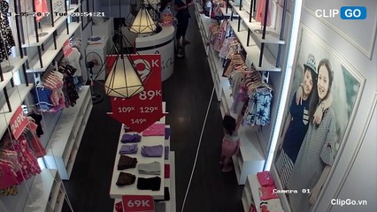 Dẫn trẻ trộm iPhone tại shop quần áo