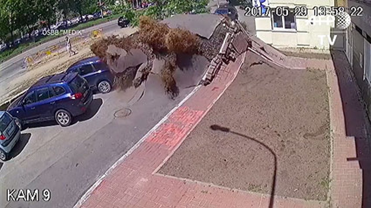 Calle vuela en Ucrania tras erupción de tubería de agua