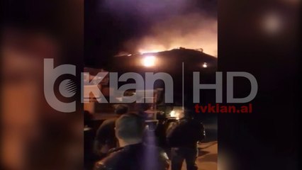 Pallati përfshihet nga flakët, evakuohen 18 famiilje