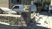 Sürücüsünün Direksiyon Hakimiyetini Kaybettiği Minibüs İstinat Duvarını Yıkarak Binaya Çarptı
