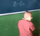 Quand un élève essaye d’aider son camarade sur une opération de mathématiques