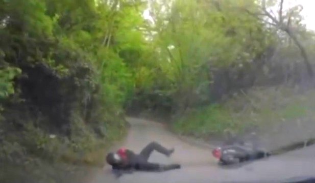 Un femme oublie de mettre le frein à main après un accident