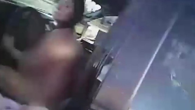 Une femme vole la voiture d'un policier