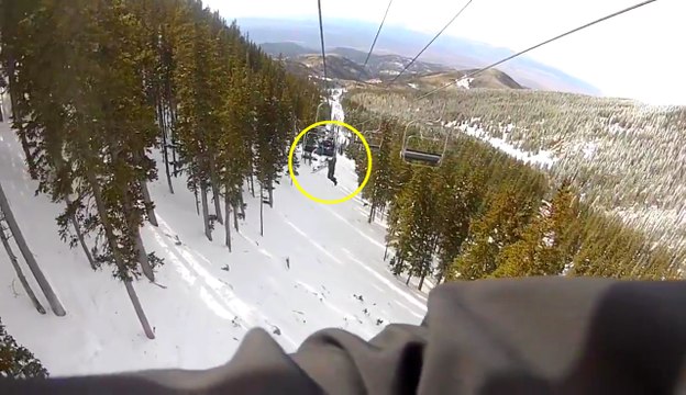 Il fait l'idiot sur un télésiège et va très vite regretter