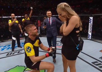 Le combattant MMA Alexander Gustafsson demande sa copine en mariage dans la cage après un combat.