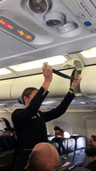 Les fans du PSG malmènent une hôtesse de l'air pendant les consignes de sécurité