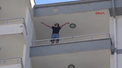 Kayseri Üniversite Öğrencisi Cinnet Geçirip Evin Eşyalarını Balkondan Attı