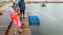 6 Yaşındaki Kızın Yakaladığı Balığa Bakın!