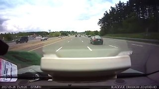 Le capot d'une auto s'ouvre sur l'autoroute