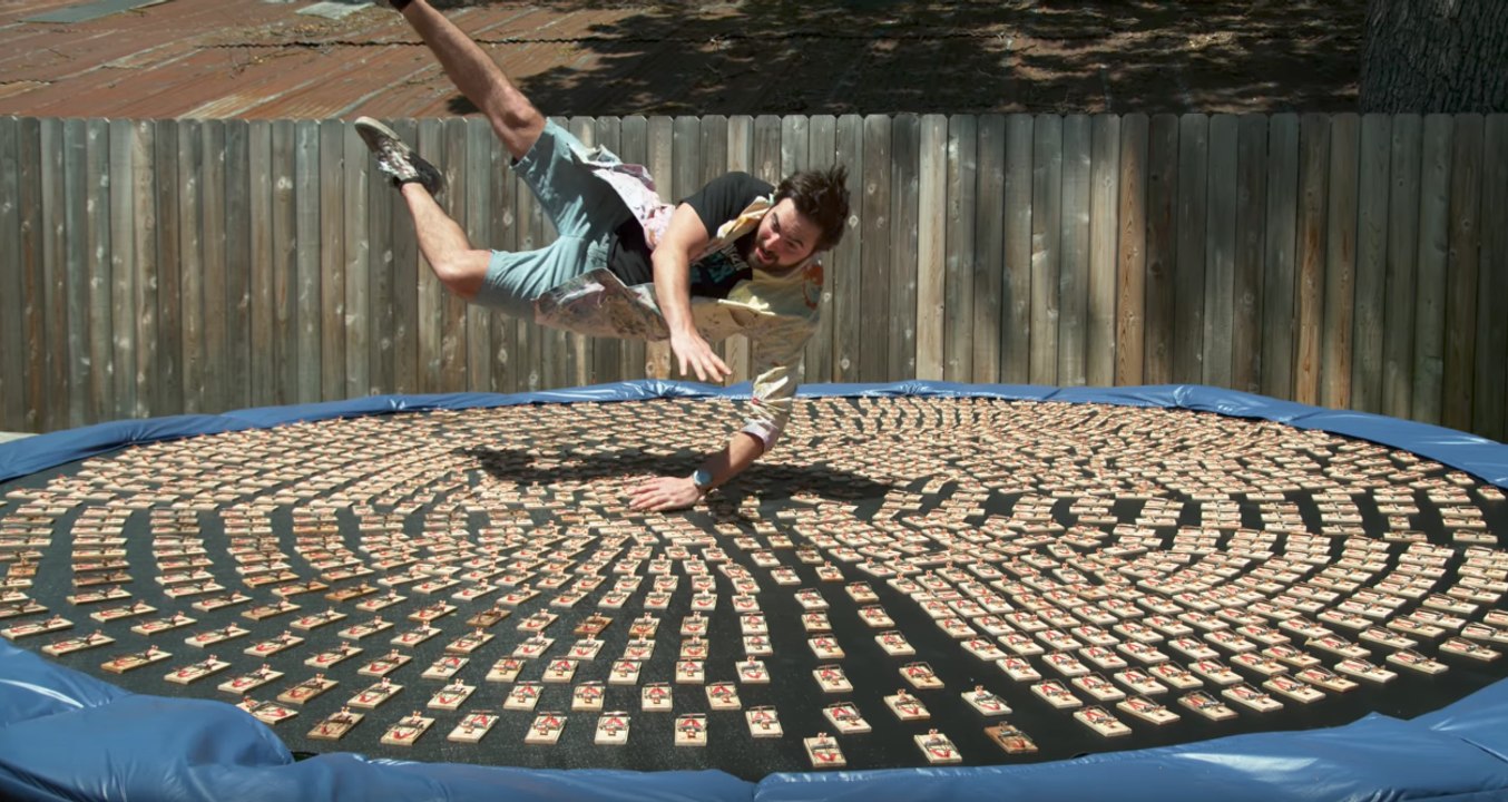 Il plonge sur 1000 tapettes à souris en slow motion... et ça fait mal !