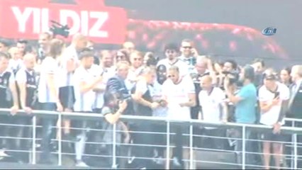 Beşiktaşlı Futbolcular Taraftarı Coşturdu