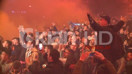 Tifozët bardheblu e ndoqën derbin në shesh