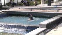 Sıcaktan Bunalan Çocuklar Süs Havuzunda Serinledi