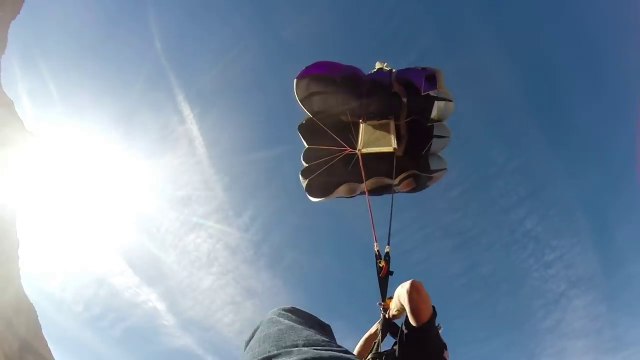 Il saute d'une falaise et s'écrase après un problème avec son parachute