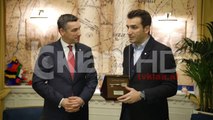 Veliaj i jep “Çelësin e Qytetit” Kryetarit të Kuvendit të Kosovës