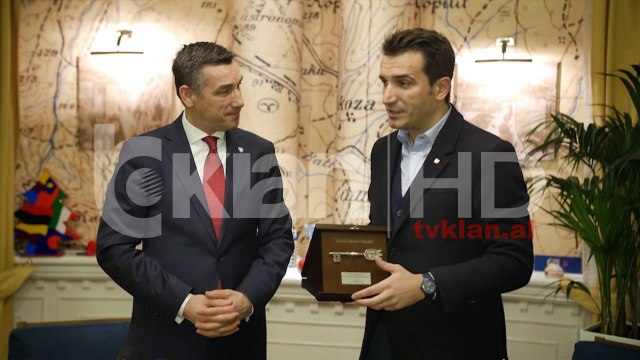 Veliaj i jep “Çelësin e Qytetit” Kryetarit të Kuvendit të Kosovës