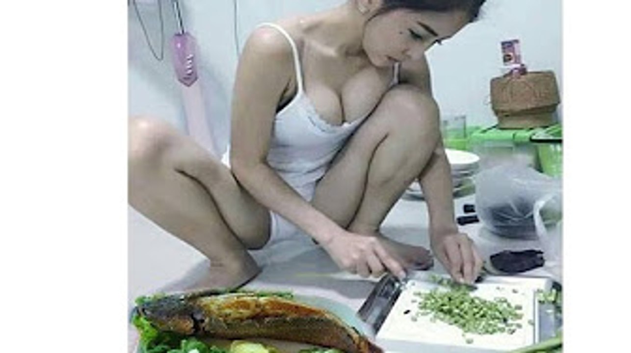 Beautiful girl Roasted big fish with banana Bark-Roasted Fish Recipe-How to Roasted Delicious fish