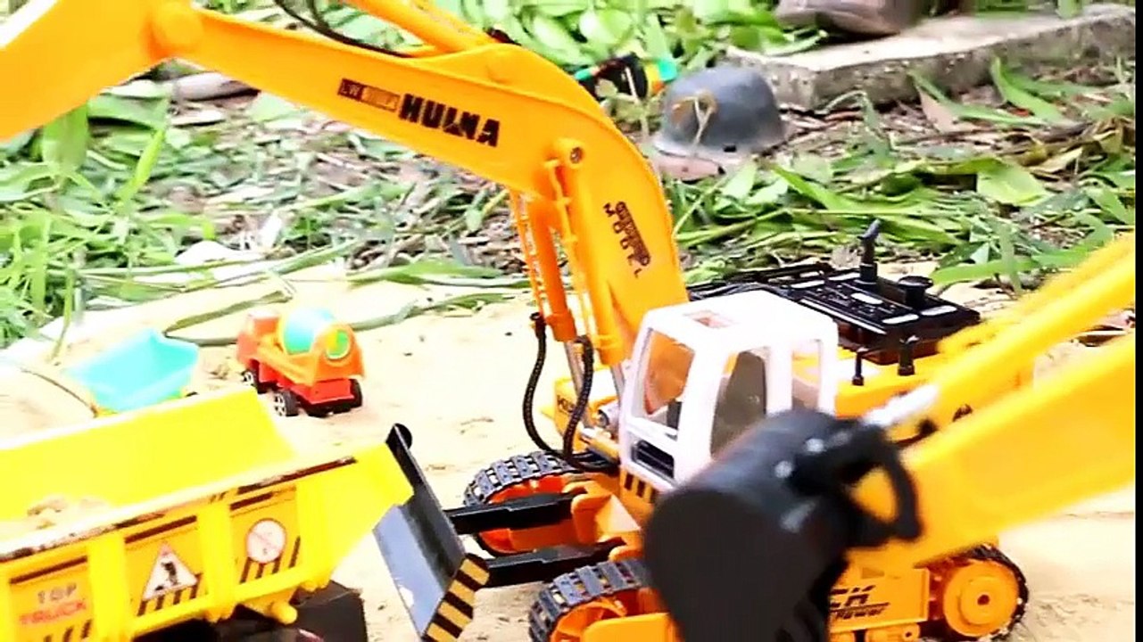 Police Car Cartoon For Children, Video review for children The toy excavator 11 has rotated 680 degrees. Toy carの車
