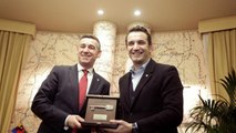 Report TV - Veseli nderohet me 'Çelësin e Qytetit'  Puna e Veliajt në Tiranë inkurajuese