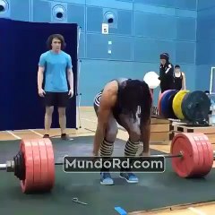 Hombre se desploma en plena competencia tras haber intentado levantar todo este peso